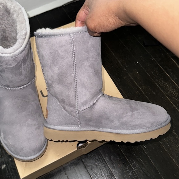 Like new EUC WOMENS UGG CLASSIC II size 9 - Picture 2 of 7